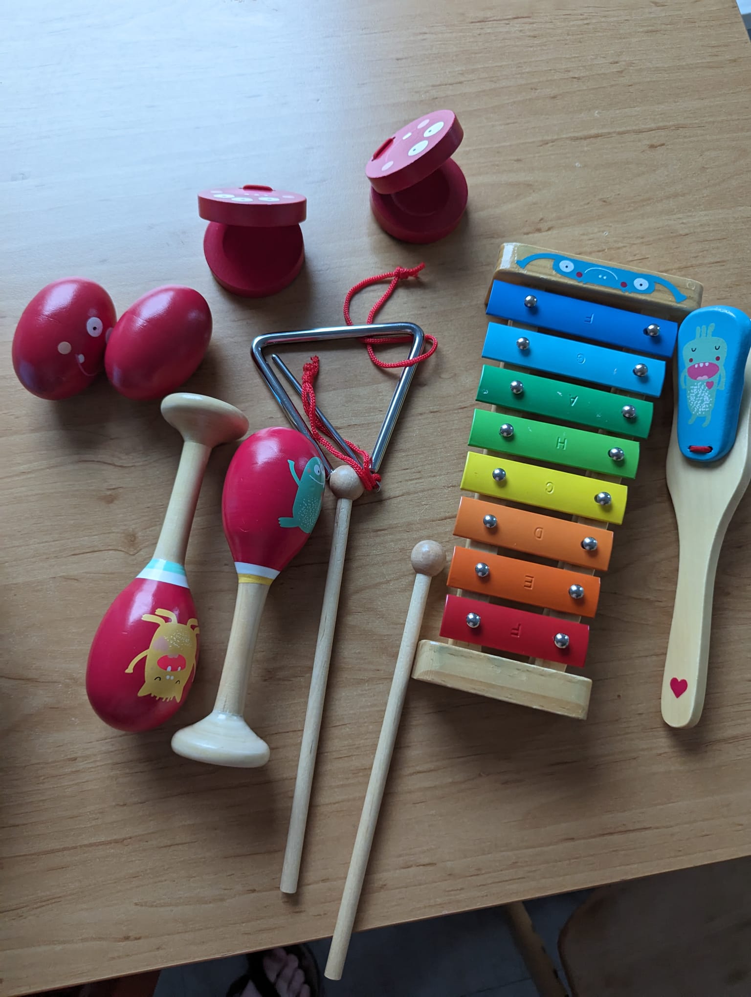 Musikinstrumente für Kinder auf einem Tisch