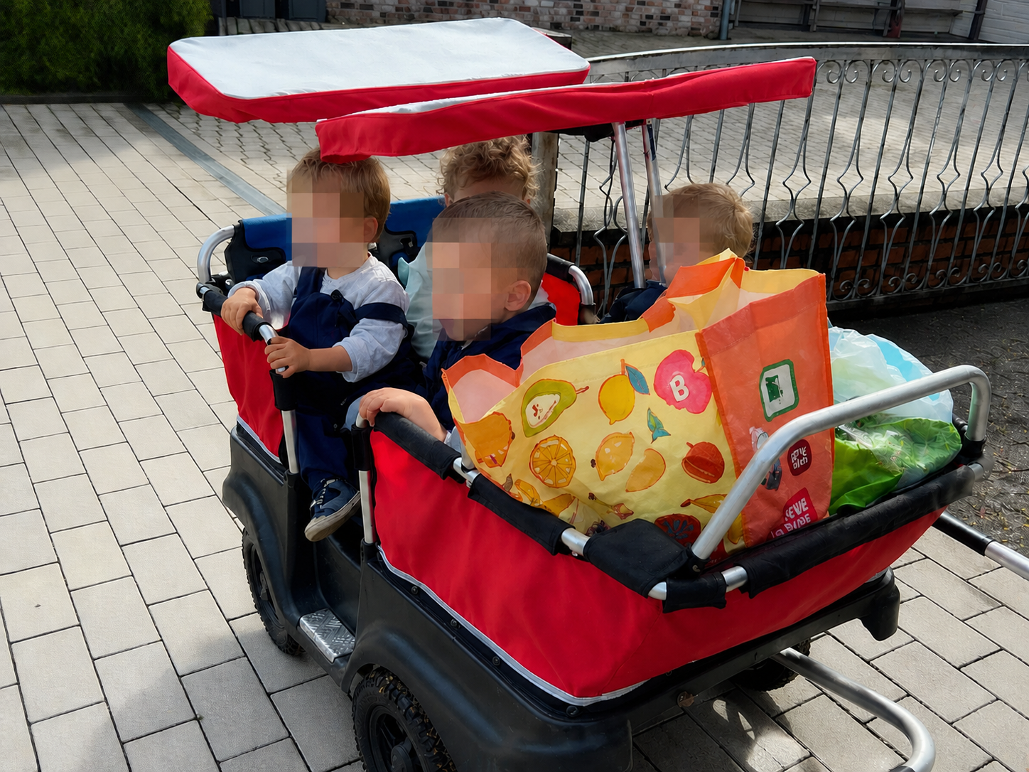Warm angezogene Kinder sitzen im Turtlebus an einem kühlen Tag