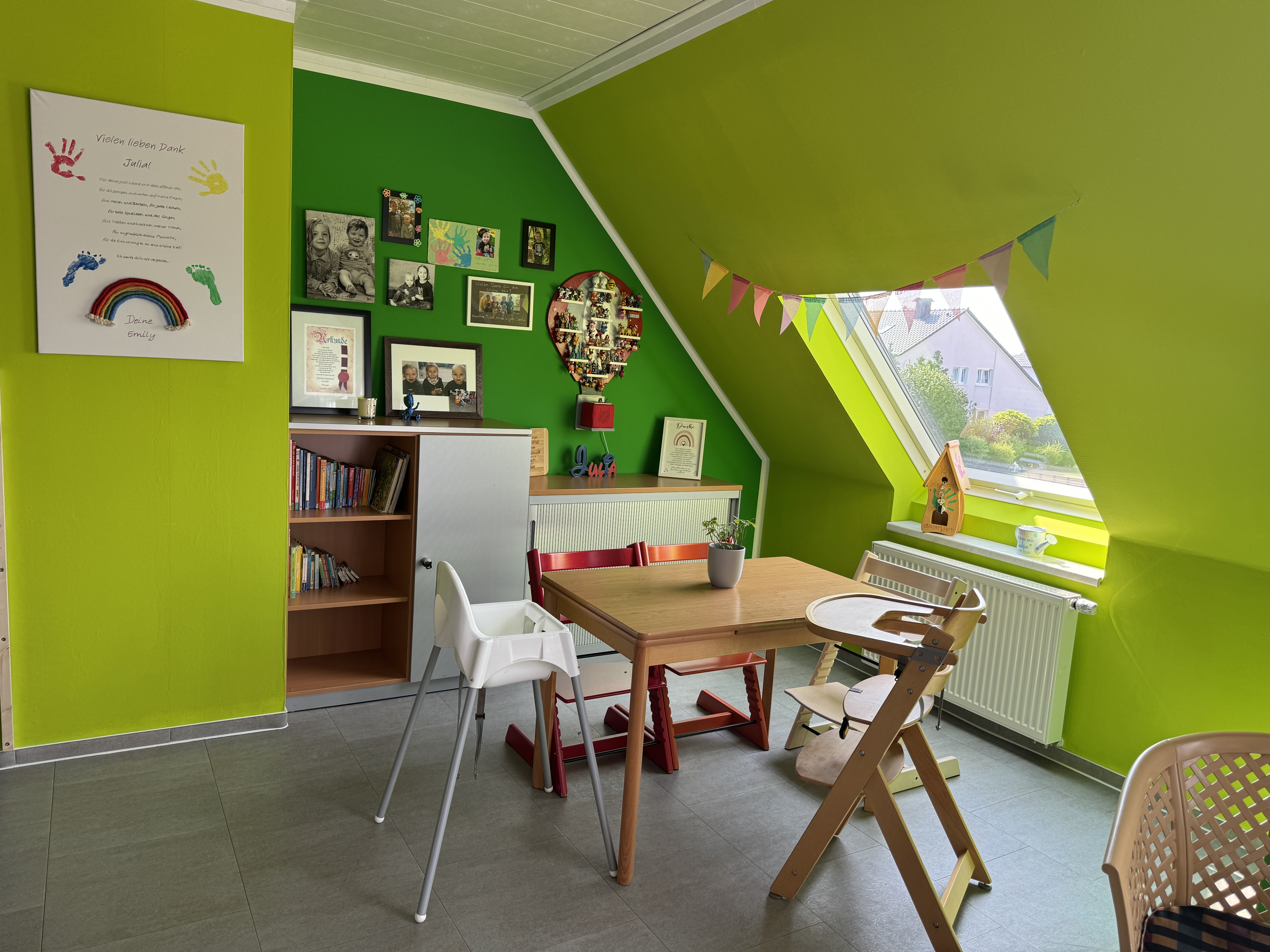 Heller Ess- und Aufenthaltsbereich der Kindertagespflege